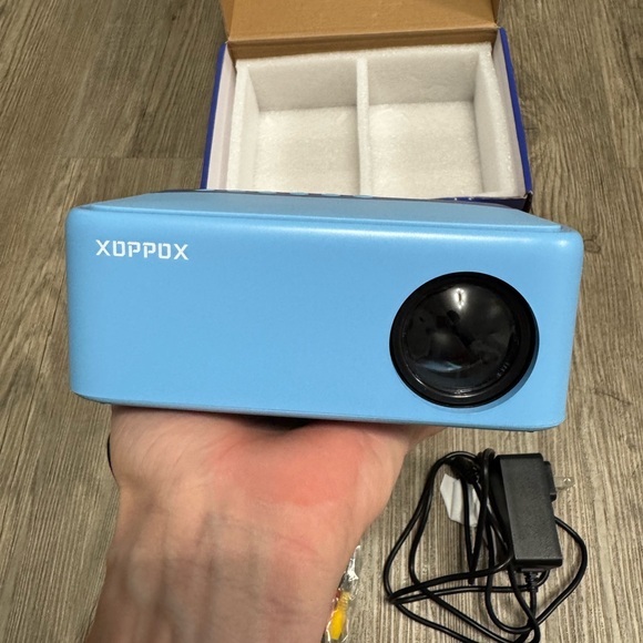 LED Projector XOPPOX Led Projector - Picture 3 of 7